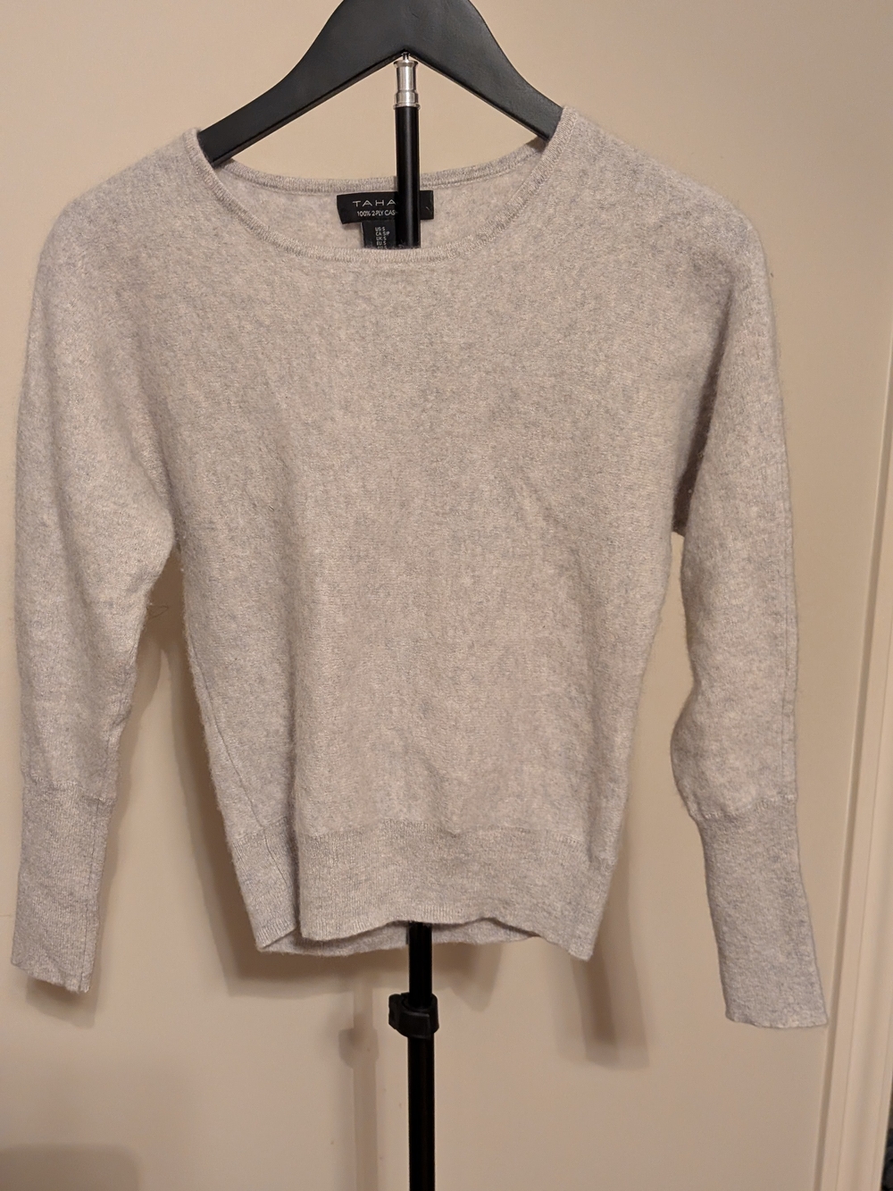 Cashmere Tahari Light Gray Crewneck Sweater